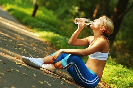 woman_runner_drinking_trail_resting